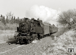 Die Halberstädter 64 1182-1 verläßt Oschersleben mit dem Gmp 68726 nach Gunsleben. Als 64 182 war sie eine von zwölf Maschinen ihrer Baureihe, die zwischen 1957 und 1964 jeweils unterschiedlich lange dem Bw Dessau zugeteilt waren und die Strecken nach Köthen und Wörlitz befuhren. Mit ihrer Höchstgeschwindigkeit von 90 km/h waren die Einheitslokomotiven hier allerdings unterfordert, während sie andernorts im schnellen Reisezugdienst dringender benötigt wurden.  (16.03.1973) <i>Foto: Hans-Joachim Simon (Archiv Ludger Kenning)</i>