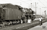 Vor 40 Jahren wurde der Interzonenzug D 446 (Leipzig – Köln) auf DR-Gleisen noch planmäßig mit einer Oebisfelder 03 bespannt. Hier wartet 03 2205 um die Mittagszeit am Magdeburger Bahnsteig 7 auf die Weiterfahrt nach Oebisfelde, wo eine DB-218 den Zug übernehmen wird. (03.1974) <i>Foto: Hans-Joachim Simon (Archiv Ludger Kenning)</i>