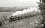 Zwischen Wiesenburg und Silberstraße ist 58 1132-8 des Bw Aue mit einem Dg in Richtung Zwickau unterwegs. Sehenswert sind auch die zweiachsigen Kesselwagen und der nachfolgende G-Wagen, der nach 1950 auf Basis von Rungenwagen der Verbandsbauart als Gl bzw. Glx 12 (als Glx mit fest montierten Vorsatzbrettern vorrangig zum Getreidetransport) durch Waggonbaufirmen in der DDR in größerer Stückzahl umgebaut worden war. Es folgt ein Flachdachwagen, wahrscheinlich ein A2 der Verbandsbauart, der bei der DR als G04 oder G05 lief. (31.05.1973) <i>Foto: Hans-Joachim Simon (Archiv Ludger Kenning)</i>