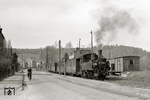99 1594-3 mit Gmp 69976 an der Haltestelle Cunersdorf (b. Kirchberg). Der Bahnsteig lag zwischen dem Gleis und der Kirchberger Straße, doch die hölzerne Wartehalle stand am linken Straßenrand. Die Lok gelangte später nach Norwegen und Ochsenhausen. Seit Pfingsten 2019 ist sie wieder betriebsfähig auf der Preßnitztalbahn im Einsatz. (05.05.1973) <i>Foto: Hans-Joachim Simon (Archiv Ludger Kenning)</i>