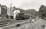 Vorbei am altsächsischen Wasserhaus verläßt 86 1727-6 (Bw Aue) mit dem P 4224 (Leipzig – Schwarzenberg) den Bahnhof Wiesenburg (Sachs), im Hintergrund die markante Signalbrücke. Heute präsentiert sich die inzwischen vertaktete Strecke Zwickau – Aue „topgestylt“, die verbliebene Infrastruktur kann man aber an einer Hand abzählen. (05.05.1973) <i>Foto: Hans-Joachim Simon (Archiv Ludger Kenning)</i>