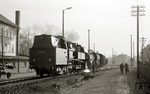 Die Strecke Ilmenau – Großbreitenbach, einst eine private Nebenbahn der Süddeutschen Eisenbahn-Gesellschaft (SEG), ist seit 1997/98 Geschichte. Mitte der 1970er Jahre war hier noch viel los, sowohl im Personen- als auch im Güterverkehr. Hier rangiert die aus Ilmenau eingetroffene 65 1050 im Bahnhof Langewiesen. Rechts schaut das "neue" Empfangsgebäude von 1912/13 hervor, im Hintergrund hinter dem Bockkran das ursprüngliche Gebäude. Auf der früheren Bahntrasse verläuft heute ein Radwanderweg.  (17.01.1975) <i>Foto: Hans-Joachim Simon (Archiv Ludger Kenning)</i>