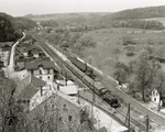 Blick von der Wiesenburger Burg ins Tal der Zwickauer Mulde, den Bahnhof Wiesenburg (Sachs), die markante Signalbrücke sowie die ausfahrende 86 1758 mit dem P 4622 von Werdau über Zwickau nach Aue. Im Hintergrund ist bereits der Ort Silberstraße zu erkennen. (05.05.1973) <i>Foto: Hans-Joachim Simon (Archiv Ludger Kenning)</i>