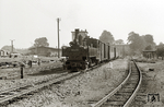 Auch eine altösterreichische „U“ lief zeitweise in der Prignitz. So half sie auch auf der erst am 3.9.1948 eröffneten schmalspurigen Havelberger Strecke aus, wie hier in Glöwen. Erst kurz zuvor war sie in Görlitz modernisiert worden, wobei man u.a. die Wasserkästen (nun geschweißte), den Dampfdom und die Rauchkammertür erneuert hatte. Bereits Ende 1964 schied sie aus. Der Fachwerkgüterschuppen und die Güterwagen im Hintergrund stehen an der Ladestraße der Berlin-Hamburger Bahn.  (08.1963) <i>Foto: Birger Wilcke (Archiv Ludger Kenning)</i>