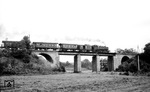 86 331 passiert mit P 4050 aus Zwickau die Göltzschbrücke kurz vor Lengenfeld. (12.07.1968) <i>Foto: Johannes Glöckner</i>