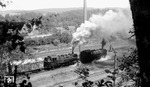 Mit vereinten Kräften fahren die beiden Zwickauer 86 331 und 86 607 aus dem Bahnhof Lengenfeld (Vogtl).  (12.07.1968) <i>Foto: Johannes Glöckner</i>