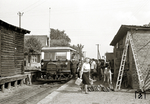 Der Schienenbus VT 133 525 ist im Knotenbahnhof Lindenberg eingetroffen. Während einige Damen mit ihren Einkäufen aussteigen, stehen die Schüler Schlange, um mit Pollo heimzufahren. Die korrekt aufgereihten Schulranzen werden vom Schaffner gleich auf den seitlichen Gepäckträgern verstaut. (08.1963) <i>Foto: Birger Wilcke (Archiv Ludger Kenning)</i>