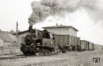 Um 16.03 Uhr gibt der Lokführer der Neubaulok 99 4701 vor dem Gmp 4487 nach Glöwen im Bahnhof Havelberg Volldampf, obschon der aufgerollte O-Wagen wie auch die Reisezugwagen an diesem Samstag nachmittag leer sind. (19.09.1970) <i>Foto: Hans-Joachim Simon (Archiv Ludger Kenning)</i>