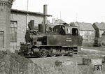 Die „rekonstruierte“ 99 4701 in klassischer Fotopositur neben dem Havelberger Lokschuppen. Ein Vorher/Nachher-Vergleich der technischen Daten wirft die Frage auf: Was hat sich durch den Umbau gebessert? Mitunter wird in der Literatur behauptet, daß die zu geringen Vorräte der Grund für den Umbau gewesen seien, allerdings ist weder beim Wasser- (vorher 1,75 m³, nachher 1,8 m³) noch beim Kohlevorrat (vorher 0,8 t, nachher 0,85 t) ein gravierender Unterschied erkennbar. Hinsichtlich der Zugkraft (vorher 24,3 kN, nachher 22,35 kN) trat sogar eine Schwächung ein, wogegen das um 1,5 t gestiegene Leergewicht eine bessere Anfahrzugkraft erwarten ließ. Ein großes Plus war schließlich der wartungsfreundliche und weniger störanfällige Neubaukessel.  (19.09.1970) <i>Foto: Hans-Joachim Simon (Archiv Ludger Kenning)</i>