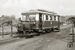 Der remotorisierte Wismarer Schienenbus VT 133 525 in Lindenberg. Das Rad mit dem Keilriemen unterhalb des Puffers gehört zum Kühler des neuen Robur-Dieselmotors „Garant 32“. Geändert hat man auch den jetzt rechts von der Gepäckgalerie auf dem Dach erkennbaren Signalhornkasten. (08.1963) <i>Foto: Birger Wilcke (Archiv Ludger Kenning)</i>