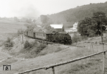 Mit Gmp 14343 (Meinersdorf – Thum) passiert die 99 1774-1 auf Gornsdorfer Flur die Blechträgerbrücke bei km 26,796. Kurz zuvor hat sie den hinter der hinteren Kurve liegenden Bahnhof Gornsdorf verlassen, etwa 250 m weiter wird sie nach einem Einschnitt die große Gornsdorfer Brücke überqueren. (03.08.1973) <i>Foto: Hans-Joachim Simon (Archiv Ludger Kenning)</i>