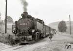 In knapp 500 m Meereshöhe lag der im Herbst 1911 eröffnete Haltepunkt Auerbach (Erzgeb.). Ein reger Fahrgastwechsel herrscht hier beim P 14350 mit der 99 1780-8 auf dem Weg nach Thum. Die hölzerne Wartehalle, in der früher die „Jungen Pioniere“ Fahrkarten verkauften, stand weiter rechts außerhalb des Bildes. (12.07.1974) <i>Foto: Hans-Joachim Simon (Archiv Ludger Kenning)</i>