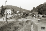 Der Bahnhof Thum war einst ein bedeutender Bahnknoten und zugleich Betriebsmittelpunkt des Thumer Schmalspurnetzes. Im Sommer 1973 war seine große Zeit schon vorbei: Im Hintergrund ging es bis 1967 über Ehrenfriedersdorf und Geyer nach Schönfeld-Wiesa, ganz links ist das Gleis der 1972 eingestellten Strecke nach Wilischthal schon gekappt, lediglich das im Vordergrund erkennbare Gleis der Strecke nach Meinersdorf wurde seinerzeit noch befahren. Über die Weiche geht es zum Lokbahnhof, dessen großer Lokschuppen mit Werkstatt erst im Jahr 2013 abgerissen wurde. Im Bereich der Bahnmeisterei und der Wagenwerkstatt am rechten Bildrand steht heute ein Supermarkt.  (03.08.1973) <i>Foto: Hans-Joachim Simon (Archiv Ludger Kenning)</i>