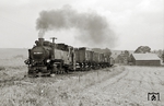 Mit einem Nahgüterzug nach Thum ist 99 1780-8 bei Auerbach unterwegs. Der erste Wagen ist für das Sägewerk am Bahnhof Hormersdorf bestimmt. Die Scheune am rechten Bildrand gehört dem August-Bauer im Oberen Dorf.  (12.07.1974) <i>Foto: Hans-Joachim Simon (Archiv Ludger Kenning)</i>