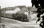 Ein Vergleichsbild zur Aufnahme der 84 009 auf der Müglitztalbahn Heidenau – Altenberg: Einen für diese Strecke typischen Mitteleinstiegswagen führt 86 608 (Bw Pirna) mit, die ab 1949 im Müglitztal zum Einsatz kam. Im Bahnhof Dohna wartet sie die Weiterfahrt nach Altenberg ab. (24.08.1963) <i>Foto: Hans-Joachim Simon (Slg. Köhler)</i>
