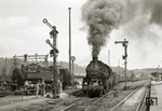 Während die Teilnehmer einer DMV-Sonderfahrt (mit 75 515 und 38 308) die im Betriebswerk Nossen wartende 86 1548 anschauen, fährt 58 1447 mit einem Güterzug Richtung Döbeln aus. (06.1970) <i>Foto: Hans-Joachim Simon (Archiv Ludger Kenning)</i>