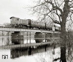 Nach der Wiederaufnahme des Reiseverkehrs am 23. Mai 1982 nahm in den 1980er Jahre der Sonderverkehr auf der ehemaligen Dessau-Wörlitzer Eisenbahn (DWE) stetig zu. Alljährlich setzte z.B. der DMV an einem Frühjahrswochenende interessante Fahrzeuge auf der DWE ein, wie hier die V 36 027 auf der Brücke über die hochwasserführende Mulde.  (11.04.1987) <i>Foto: Hans-Joachim Simon (Archiv Ludger Kenning)</i>
