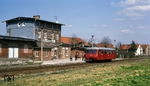 Der Bahnhof Herbsleben ist längst Geschichte, am 8. April 1997 wurde er verkehrsbefreit, ebenso wurde die Strecke dauerhaft gesperrt. Sechs Jahre zuvor war die Nebenbahnwelt noch in Ordnung, als 771 063 auf dem Weg nach Döllstädt eintraf.  (28.04.1991) <i>Foto: Ludger Kenning</i>