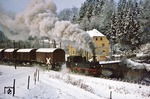 99 1561 mit einem Rollwagenzug bei Streckewalde. Viele Kühlschränke, die bei Quelle im Katalog standen, begannen hier ihre Fahrt mit der Schmalspurbahn in den Westen. (01.01.1978) <i>Foto: Wolfgang Bügel</i>