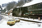 Während 95 0037 mit ihrem Güterzug im Bahnhof Lauscha eingetroffen ist, kämpfen die beiden Westautos noch um die besten Plätze. (02.01.1978) <i>Foto: Wolfgang Bügel</i>