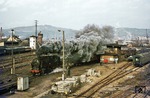 Vom Brückenkopf der im Krieg zerstörten Straßenbrücke "Am Taubenhügel" hatte man diesen Blick auf die Südausfahrt des Saalfelder Güterbahnhofs, den gerade 95 0005 in Richtung Probstzella verlässt. (03.01.1978) <i>Foto: Wolfgang Bügel</i>