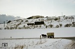 Auch im Winter zuverlässig unterwegs: Nicht nur 95 0009 meistert die winterlichen Verhältnisse beim Rangieren in Schmiedefeld (b Probstzella), auch das scheinbar immer noch unentbehrliche 2-PS Fuhrwerk kommt gut voran, wobei es auf dem warmen Führerstand der preußischen T 20 gemütlicher zugegangen sein dürfte. (04.01.1978) <i>Foto: Wolfgang Bügel</i>