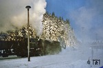 Mit einem Schneelader russischer Bauart rangiert 95 0045 im Bahnhof Ernstthal und nebelte sich dabei selbst ein. (05.01.1978) <i>Foto: Wolfgang Bügel</i>