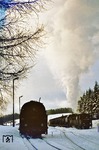 Während 95 0043 (links) noch auf die kommenden Dinge harrt, müht sich 95 0045 mit einem Schneelader im Bahnhof Ernstthal ab. (05.01.1978) <i>Foto: Wolfgang Bügel</i>
