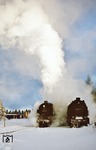 95 0028 fährt mit einem Schneepflug an der im Bahnhof Ernstthal wartenden 95 0043 vorbei. (05.01.1978) <i>Foto: Wolfgang Bügel</i>