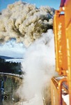 Ein besonderes Erlebnis war die Mitfahrt im Schneepflug vor der schiebenden 95 0028, auf der Meister Bätz am Viadukt bei Lichte sein Bestes gab. (05.01.1978) <i>Foto: Wolfgang Bügel</i>