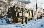 Wassernehmen in Lichte-Ost. Wegen der eisigen Temperaturen tröpfelt es nur aus dem Wasserkran. (05.01.1978) <i>Foto: Wolfgang Bügel</i>