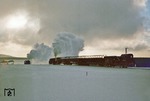 Auf der Stichstrecke von Ernstthal nach Neuhaus am Rennweg sind 95 0045 mit einem Schneelader (vorne) und die auf Sicht folgende 95 0028 mit einem Schneepflug unterwegs. (05.01.1978) <i>Foto: Wolfgang Bügel</i>