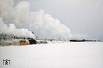 Ein letzter Blick auf 95 0028 und die vorausfahrende 95 0045 mit dem Schneelader bei Neuhaus am Rennweg. (05.01.1978) <i>Foto: Wolfgang Bügel</i>