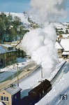 95 0009 drückt in Lauscha (Thür) den P 18003 vom Bahnsteig zurück ins Bahnhofsvorfeld, um den Zug umfahren zu können.  (05.01.1978) <i>Foto: Wolfgang Bügel</i>