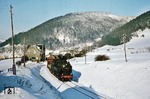 95 0027 mit Güterzug Dg 54445 (Meiningen - Eisfeld - Sonneberg) am Haltepunkt Mengersgereuth-Hämmern.  (05.01.1978) <i>Foto: Wolfgang Bügel</i>