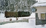 Mit einem gedeckten Güterwagen der Bauart 'Nordhausen' wartet 95 0043 im Bahnhof Ernstthal. In der Vitrine am Empfangsgebäude stellte die örtliche Glasbläserindustrie ihre Kunstwerke aus. Der aus der Bauart 'Oppeln' von LOWA entwickelte Güterwagen mit den Hauptmaßen des Oppeln war ein Nachkriegsentwurf von LOWA. Diese Wagen, wie auch die meisten OPPELN waren für den Mannschaftstransport vorbereitet und daher nicht für alle Gutarten zugelassen. Auch durften sie die Grenzen in Richtung Westen nicht überfahren. Ebensowenig auch nicht in die meisten Länder des OPW. (07.01.1978) <i>Foto: Wolfgang Bügel</i>