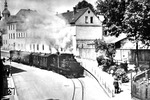 99 162 ist hier straßenbahnähnlich auf der Strecke von Reichenbach (Vogtl) unt Bf nach Oberheinsdorf in der Reichsstraße zum Annenplatz unterwegs. Wegen der zunehmenden Verkehrsprobleme in der engen Reichenbacher Ortsdurchfahrt wurde der Personenverkehr offiziell am 17. November 1957 eingestellt. Auch der nur noch sporadisch stattfindende Güterverkehr wurde dann nach einem Unfall der 99 162 im September 1962 beendet. (1956) <i>Foto: Atelier Frohs Reichenbach</i>