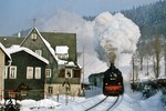 Im Februar 1978 brachte ein osteuropäisches Hoch ein glasklares Winterwetter mit Rekordtemperaturen von bis zu minus 18 Grad C, wovon auch die Eiszapfen am Haus in Stützerbach zeugen, an dem 94 1292 vorbeifährt. (18.02.1978) <i>Foto: Wolfgang Bügel</i>