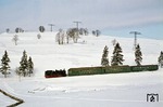 Nachdem 94 1292 im Bahnhof Rennsteig Kopf gemacht hatte, rollt der Zug bei Schmiedefeld talwärts Richtung Schleusingen. (18.02.1978) <i>Foto: Wolfgang Bügel</i>