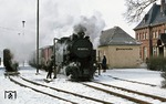 99 6001 sollte ab 1939 als erste einer Serie bei der Nordhausen-Wernigeroder Eisenbahn-Gesellschaft (NWE) die älteren, weniger wirtschaftlichen Nassdampflokomotiven ersetzen. Wegen des Ausbruchs des Zweiten Weltkriegs blieb es aber bei dem einen Prototyp. Hier steht sie vor P 14456 nach Harzgerode im Bahnhof Gernrode. (19.02.1978) <i>Foto: Wolfgang Bügel</i>