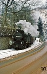 Das unsägliche Gemisch auf den DDR-Straßen mit dem hohen Ascheanteil ließ das Auto im Winter in kurzer Zeit farbgleich mit der Straße aussehen. 99 6001 behielt glücklicherweise ihren schwarzen Farbton als sie mit P 14456 bei Drahtzug unterwegs war. (19.02.1978) <i>Foto: Wolfgang Bügel</i>