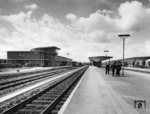 Das erste Empfangsgebäude in Wolfsburg soll eine provisorische Holzbaracke gewesen sein, die Mitte der 1930er Jahr im Zusammenhang mit dem Bau des Volkswagenwerks entstanden sein soll. Das Provisorium hielt sich noch bis 1957, bis der neue Bahnhof (Bild) von Bundesverkehrsminister Seebohm offiziell eingeweiht wurde. (26.08.1957) <i>Foto: Hans Berkowski</i>