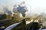 An einem frostigen Februarmorgen verlässt die Görlitzer 03 2095 vor D 488 (Kraków - Eisenach - Frankfurt/M) den Bahnhof Löbau (Sa). Im Hintergrund dampft eine 52.80 vor sich hin. (21.02.1978) <i>Foto: Wolfgang Bügel</i>
