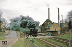 Nichts für draußen hängende weiße Wäsche war die Durchfahrt der 44 0553 (Bw Saalfeld) im Bahnhof Theißen an der Strecke Zeitz - Weißenfels. (28.03.1978) <i>Foto: Wolfgang Bügel</i>