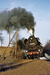 Ob der Doppelmast für die paar Telegrafendrähte gerechtfertigt war, lassen wir mal dahingestellt, Hauptsache er bildete ein schönes Motiv für die Vorbeifahrt der 58 3047 mit Gag 56354 zwischen Schmölln und Ronneburg. (28.03.1978) <i>Foto: Wolfgang Bügel</i>