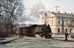 Immer wieder ein Erlebnis ist die Fahrt der Züge über den Bahnhofsvorplatz von Zittau. Hier stellt 99 1749 den P 14080 bereit. (29.03.1978) <i>Foto: Wolfgang Bügel</i>