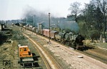 52 8104 entstand im Jahre 1964 aus der 1943 bei Schichau/Elbing gebauten 52 5584. Hier ist sie mit einem Güterzug in Arnsdorf unterwegs. Sie war noch bis 1990 in Betrieb (z-Stellung am 08.11.1990). (30.03.1978) <i>Foto: Wolfgang Bügel</i>
