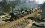 52 8194 (ex 52 556) und 52 8047 (ex 52 6359) fahren mit einem Güterzug durch Arnsdorf. (30.03.1978) <i>Foto: Wolfgang Bügel</i>