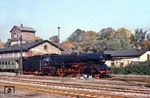 Ausfahrt der 03 2098 vor P 5425 in Frose. Beachtenswert sind auch die säuberlich aufgereihten Signale am Schuppen der Bahnmeisterei. (12.10.1978) <i>Foto: Wolfgang Bügel</i>