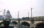 03 2096 (Bw Görlitz) mit Lr 7743 vor der Kulisse des Jasmatzi-Hauses in Dresden. Als Vergleichsbild bietet sich die Aufnahme der 39 023 von W. Hubert aus dem Jahre 1929 an (Bild-Nr. 15697). (31.03.1978) <i>Foto: Wolfgang Bügel</i>